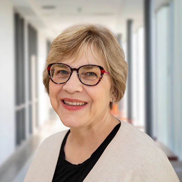 A headshot of Liz Seabrook smiling