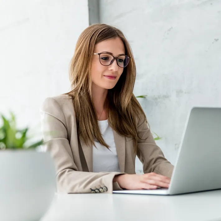 A women in business analytics typing on her computer.